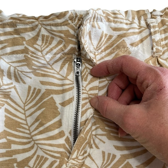 Loft Palm Leaf Print Linen Blend Neutral Colors Elastic Waist Shorts Size Large - Picture 3 of 10